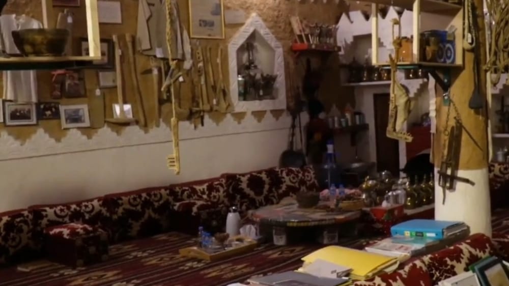 بالفيديو.. مواطن يهوى التراث ويجمع في متحفه قطع نادرة