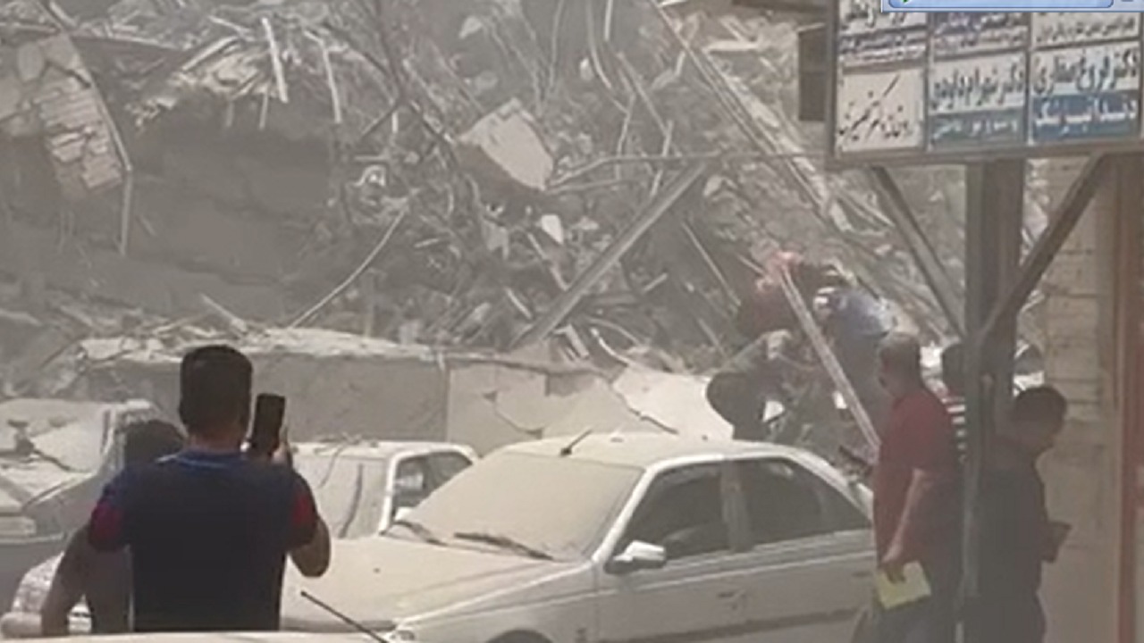بالفيديو.. انهيار مبنى تجاري ضخم في إيران