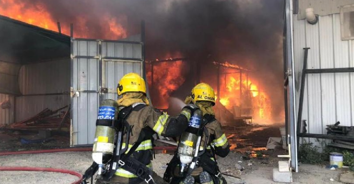 بالفيديو.. اندلاع حريق هائل بسوق الخيام في الكويت