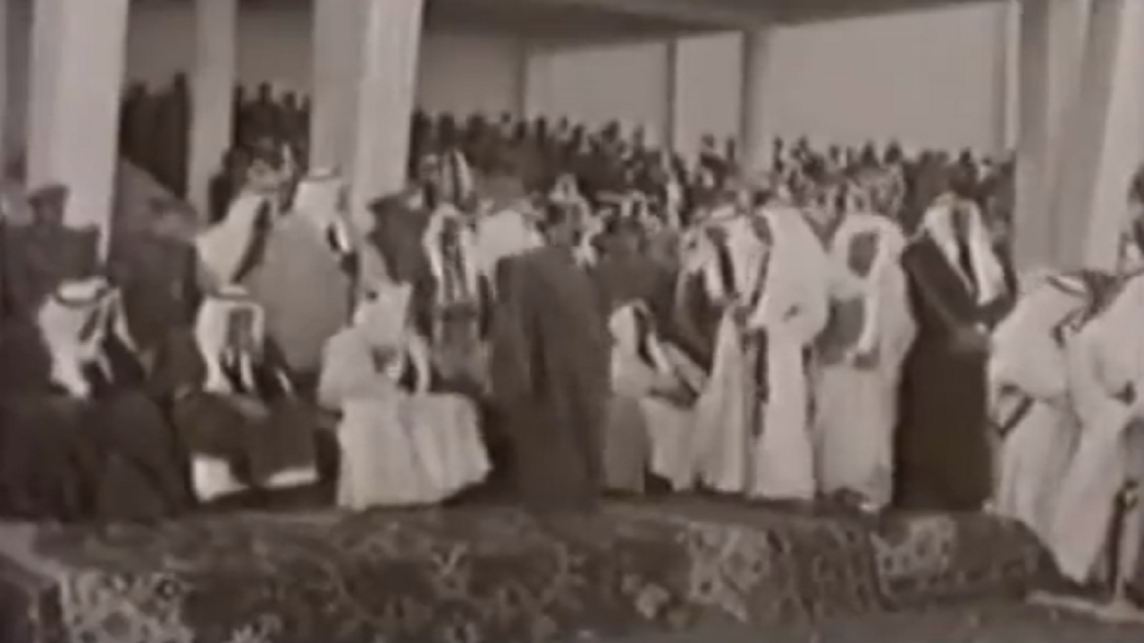 فيديو نادر للملك فيصل والملك سلمان وهم يؤدون العرضة النجدية