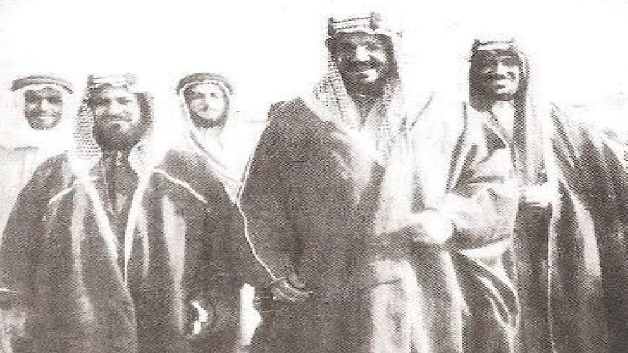 صورة نادرة للملك عبد العزيز وولي عهده برفقة أمير الكويت