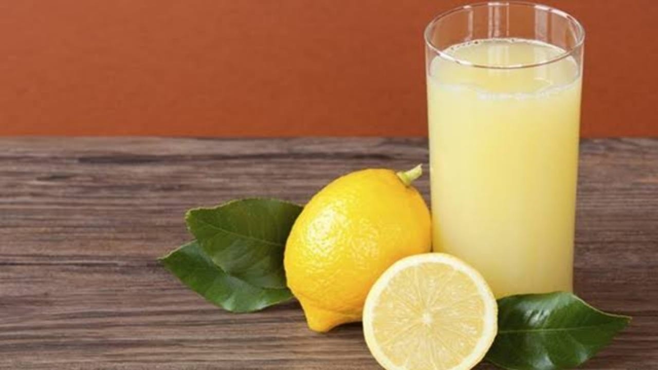  عصير الليمون يساعد على تحسين نسبة فيتامين سي 