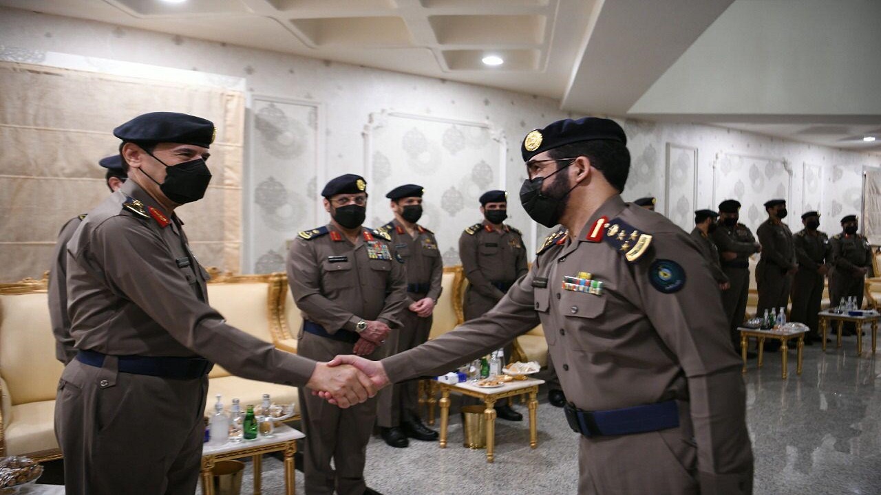 الفريق العمرو يعايد منسوبي الدفاع المدني وينقل تهاني سمو وزير الداخلية ..