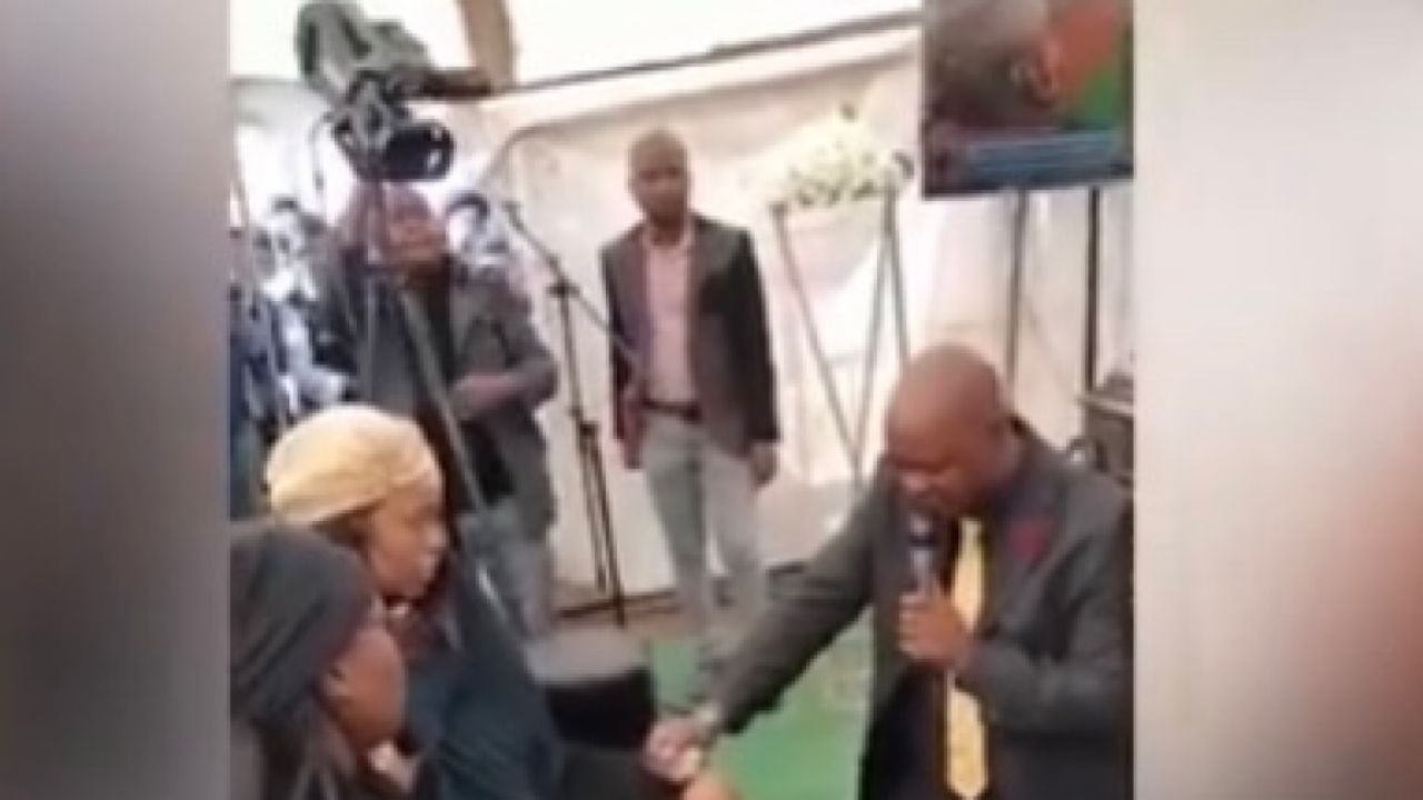 شاهد … شاب يتقدم للزواج من فتاة في جنازة