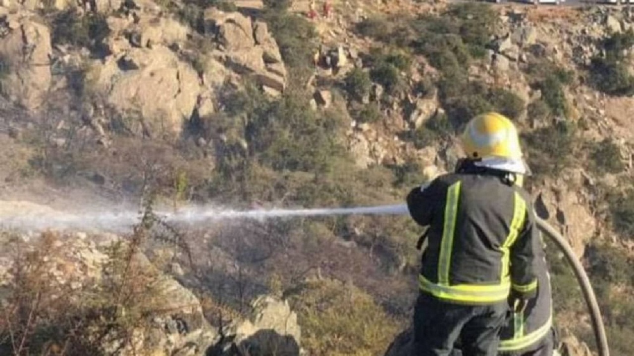 حريق في أحد جبال “النماص”.. والدفاع المدني يباشر
