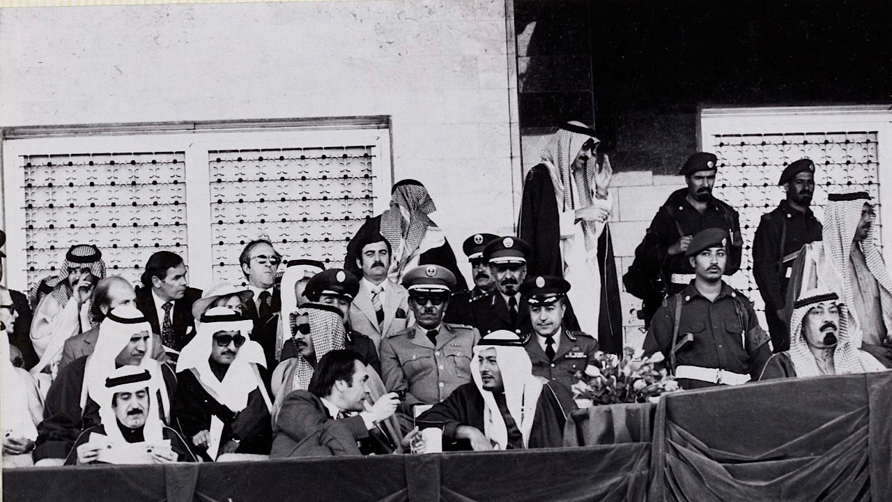 صور تذكارية نادرة لحفل سباق الهجن والخيل بحضور الملك خالد بن عبدالعزيز