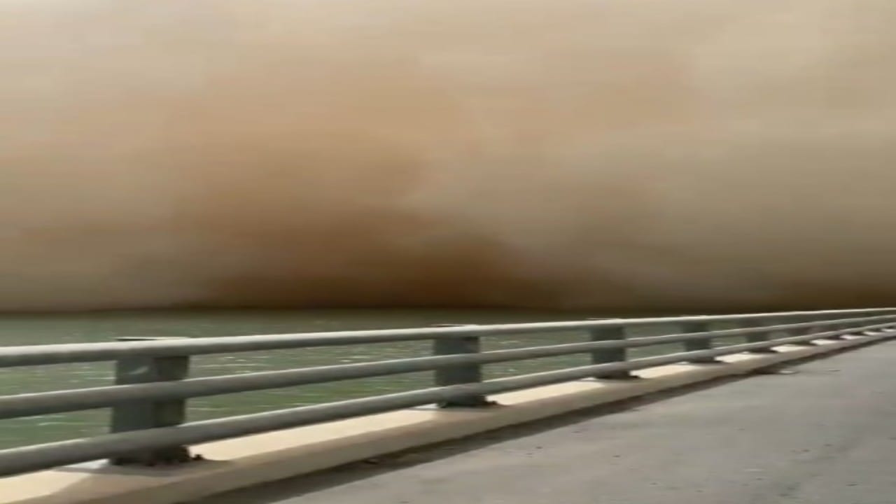 شاهد.. عاصفة الغبار الجدارية في الكويت