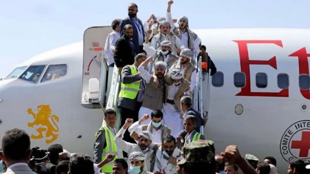 بالفيديو.. وصول أول طائرة لنقل الأسرى الحوثيين إلى عدن