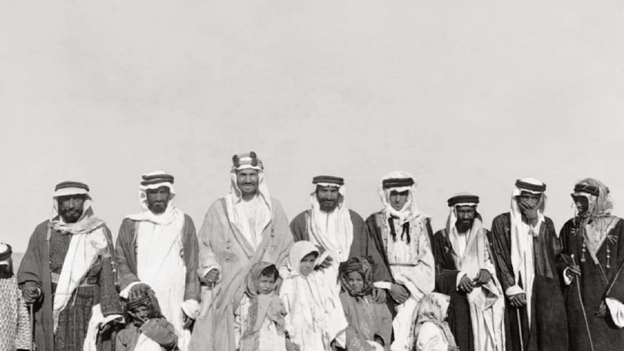 صورة تاريخية للملك المؤسس عبدالعزيز مع أبنائه في الرياض قبل 104 عامًا