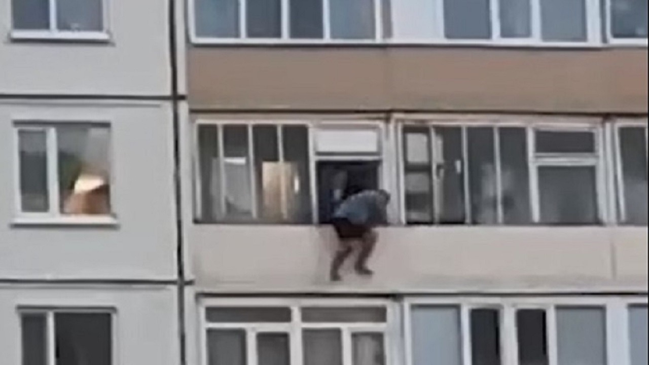 امرأة تقتل زوجها وتلقي جثته من الشرفة!