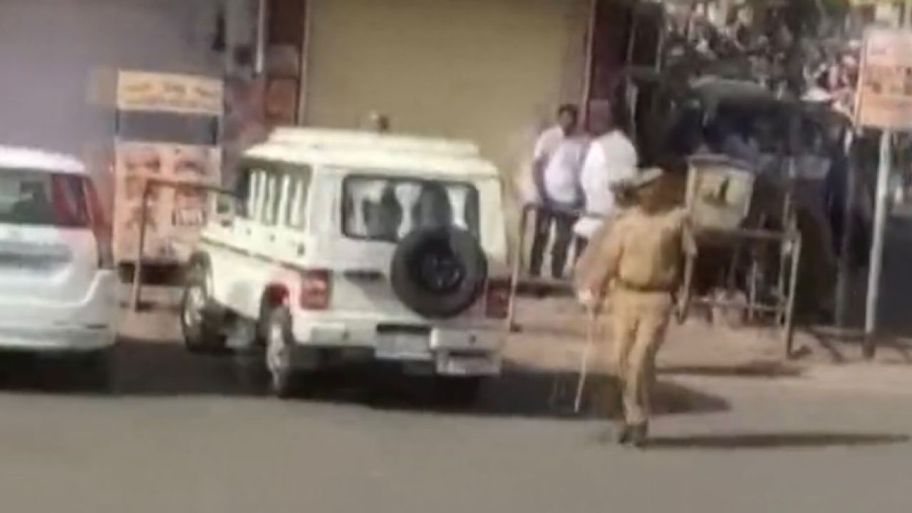 شاهد.. الشرطة الهندية تستخدم العصا لفض الاشتباكات بين المسلمين والهندوس