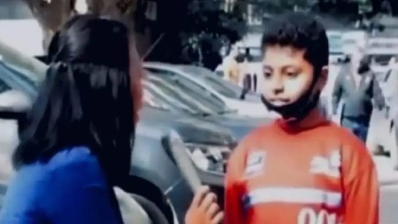 شاهد.. طفل يمني يثير موجة تعاطف خلال حديثة مع مذيعة مصرية