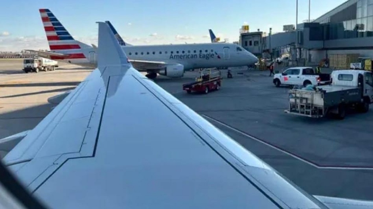 راكب يفتح باب الطائرة ويمشي على جناحها أثناء الهبوط