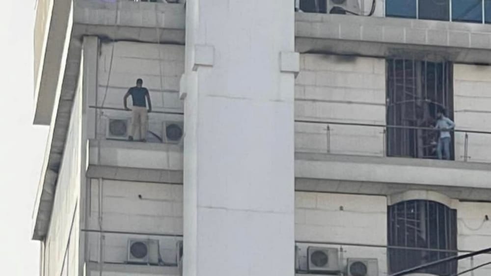 شاهد.. شاب يحاول الانتحار من أعلى فندق