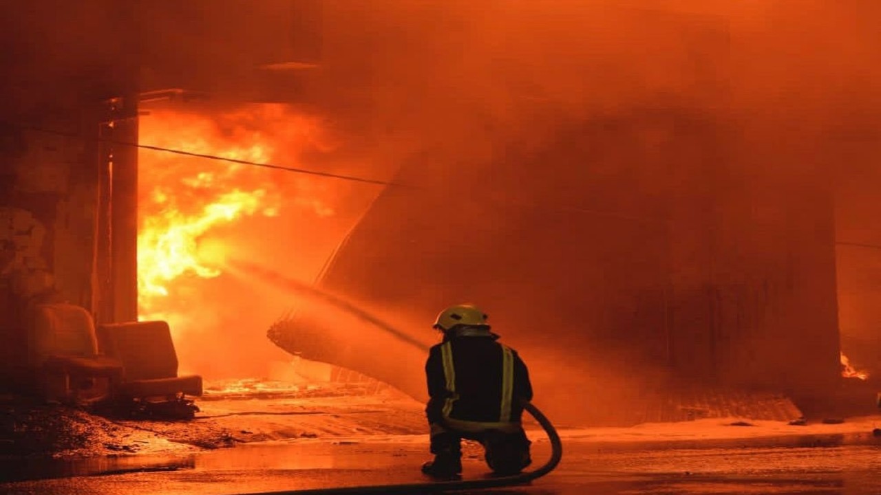 بالصور.. اندلاع حريق في محال لبيع الإطارات والزينة بالمنطقة الصناعية