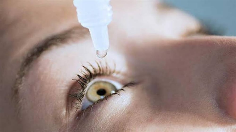 فوائد استخدام قطرات ترطيب العين