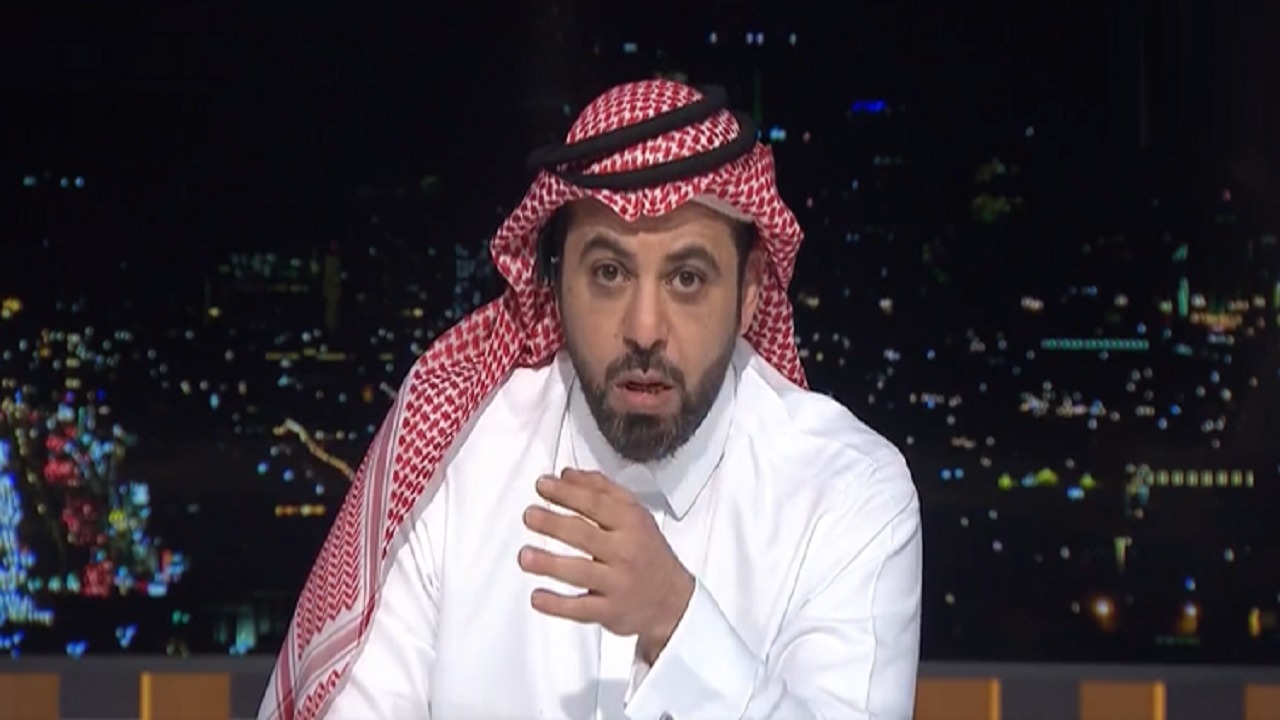 فيديو.. المذيع العقيلي يغير وضعية عقاله ساخرا من منتحلي الجنسية السعودية