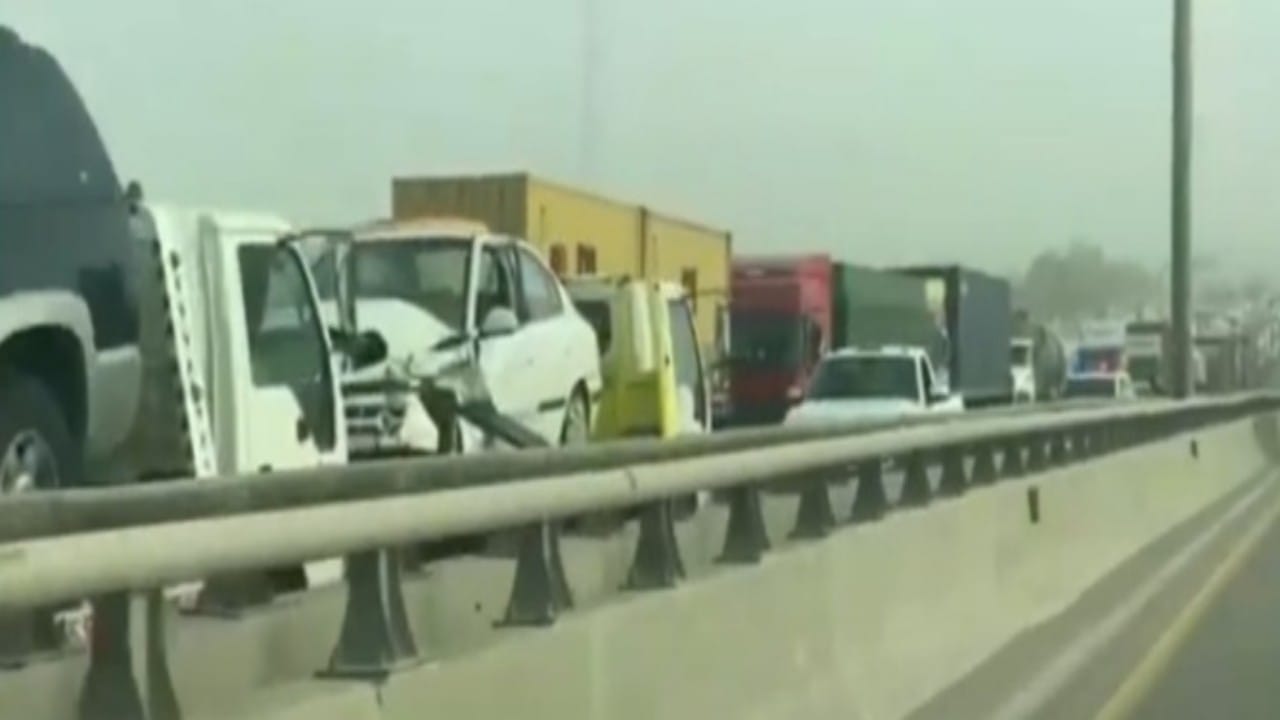 شاهد.. إغلاق طريق الملك عبدالعزيز بالدمام بسبب حادث مروري 