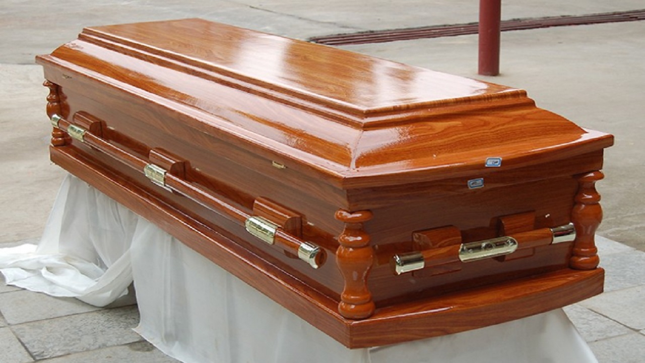 شابة تستغيث من داخل تابوتها خلال جنازتها