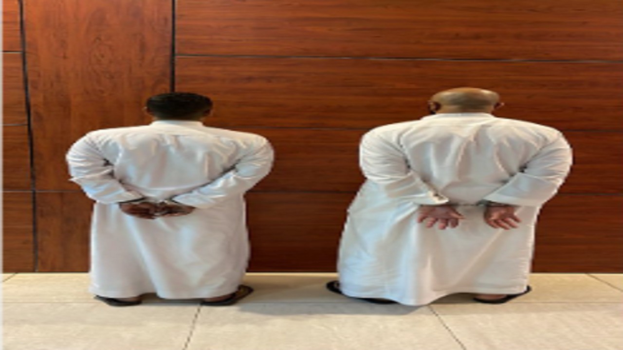 ضبط مواطن ومقيم سرقا سيارة وأحرقوها بالرياض