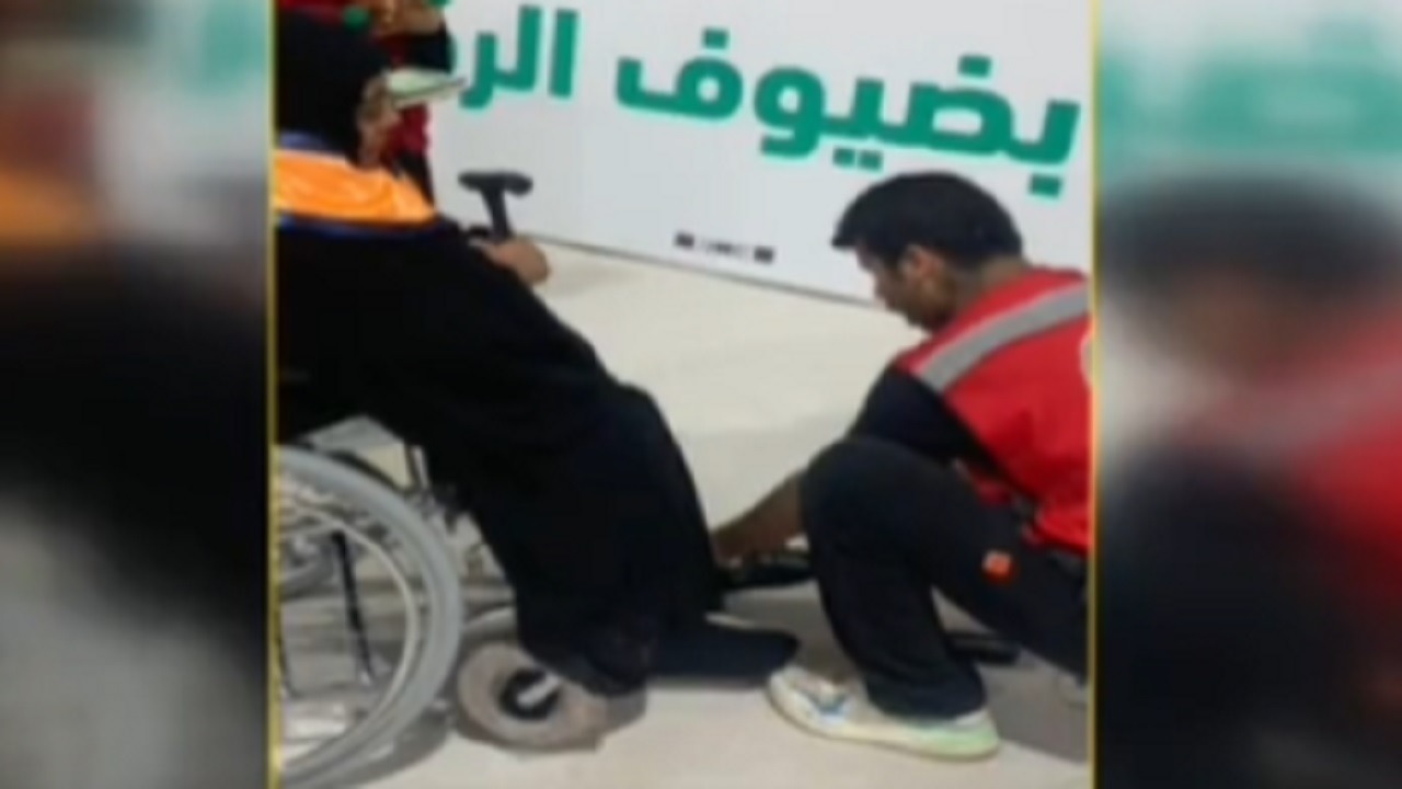 بالفيديو.. متطوع يقوم بمساعدة حاجة عراقية في موقف إنساني نبيل