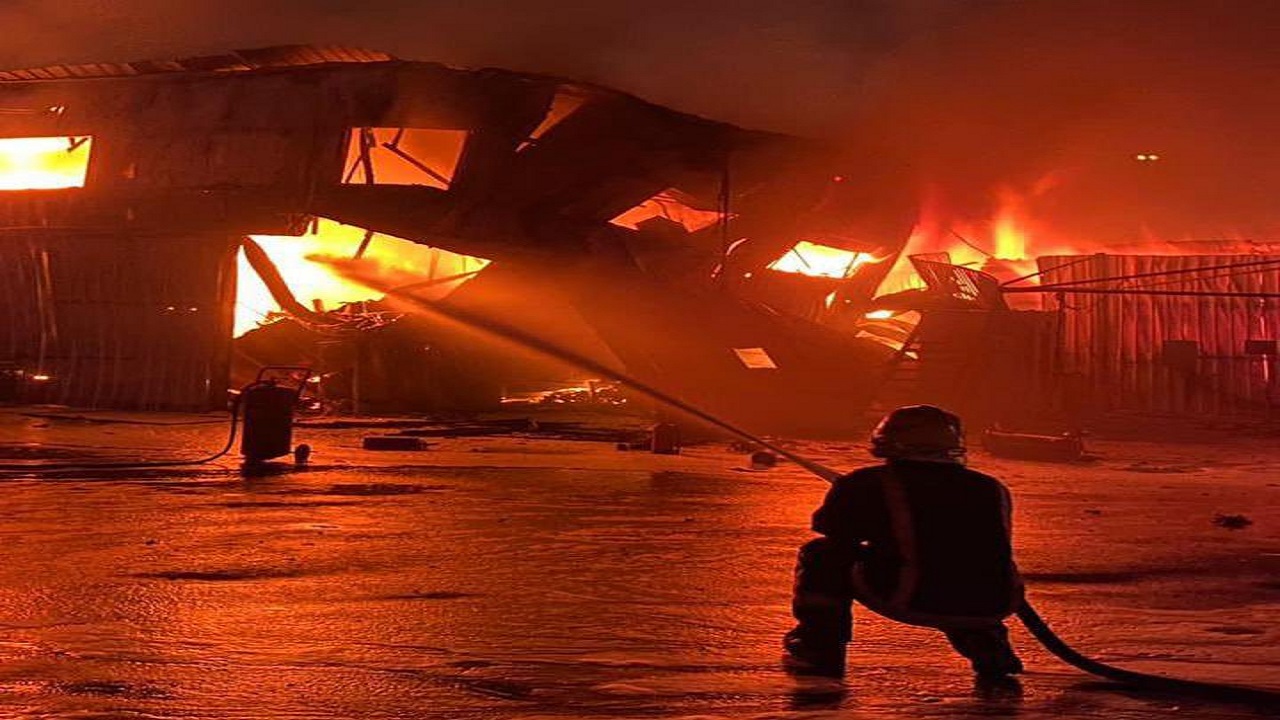 صور..إندلاع حريق في مستودع بحي الضاحية بالدمام
