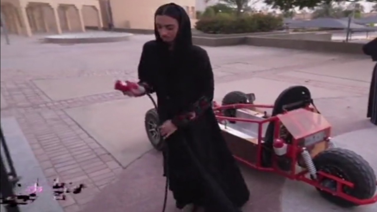 شاهد.. طالبات سعوديات يصنعن سيارة كهربائية بالكامل