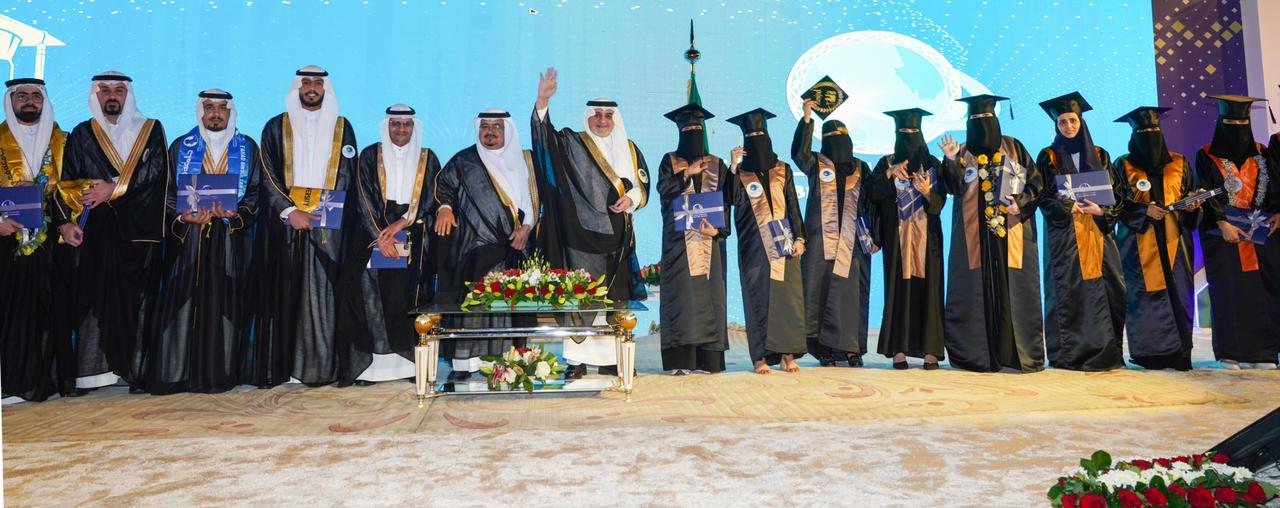 أمير تبوك يرعى حفل تخريج الدفعة ال 14 لطلاب وطالبات جامعة فهد بن سلطان