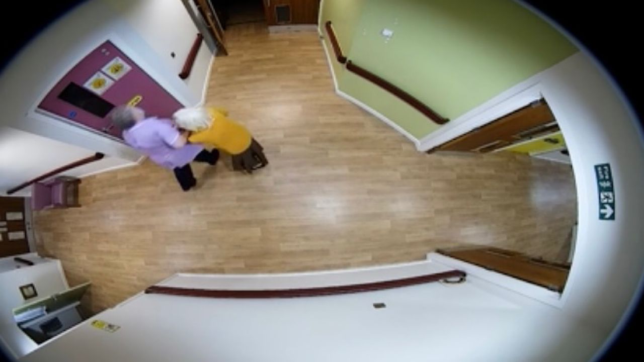 بالفيديو.. ممرضة تسحل مسنة بطريقة وحشية بمستشفى أمراض عقلية