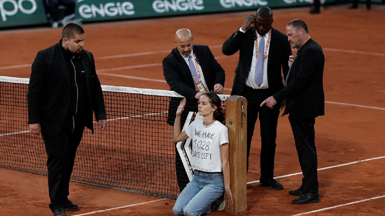 امرأة تربط نفسها في الشبكة وتقتحم مباراة بطولة فرنسا المفتوحة للتنس !