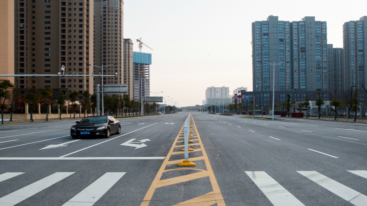 مدينة تدعو قاطنيها لإغلاق النوافذ حتى لا يدخل كورونا!