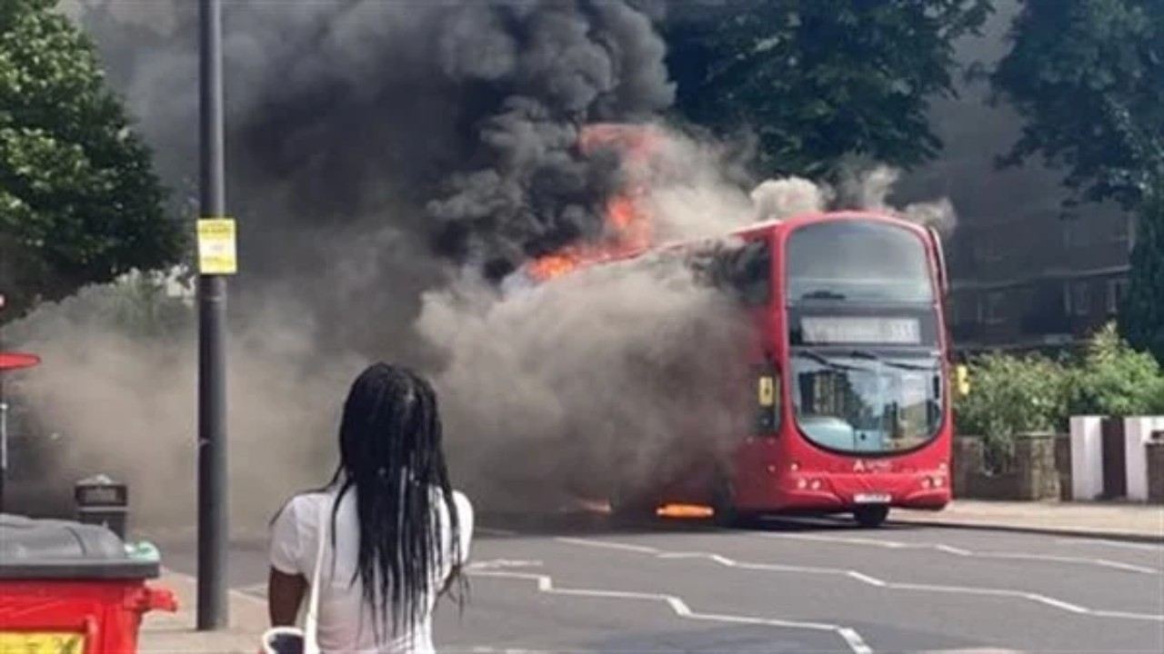 فيديو مروع يوثق لحظة اندلاع النيران في حافلة ذات طابقين