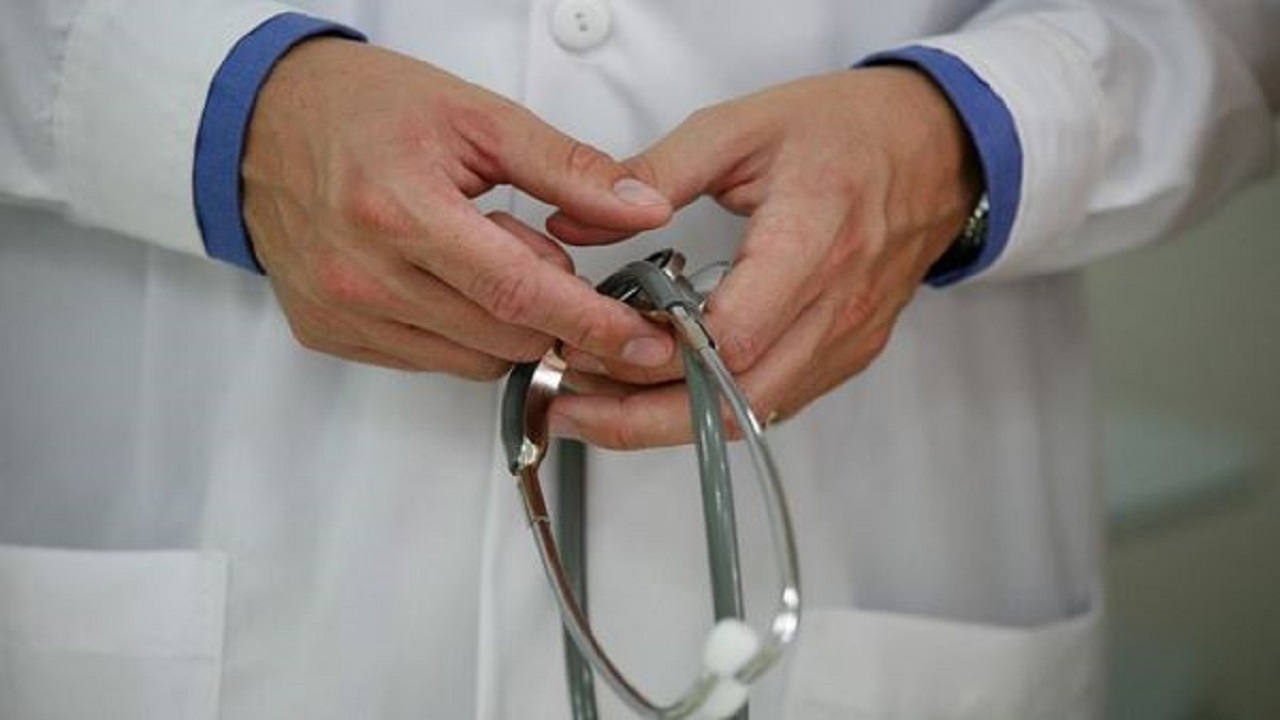 قُبلة رأس تورط طبيبًا في البحرين