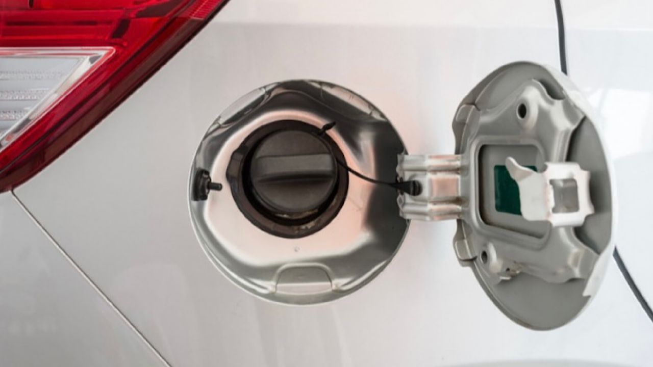 السر وراء وجود اختلاف في فتحة خزان الوقود بين سيارة لأخرى