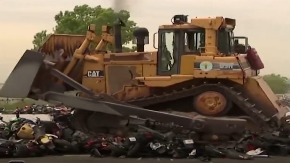 بالفيديو.. تدمير مئات الدراجات الترابية والمركبات في نيويورك