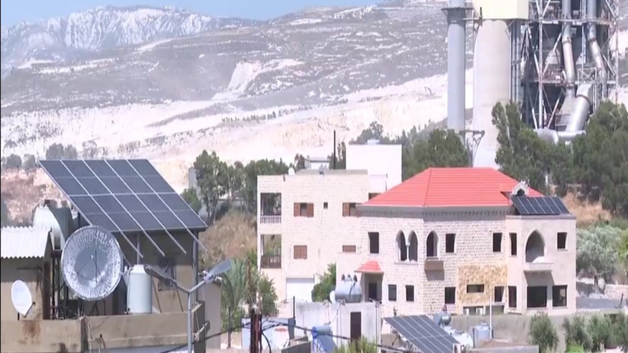 فيديو.. اللبنانيون يلجأون إلى الطاقة الشمسية لإنارة منازلهم بعد فشل الحكومة في حل أزمة الكهرباء