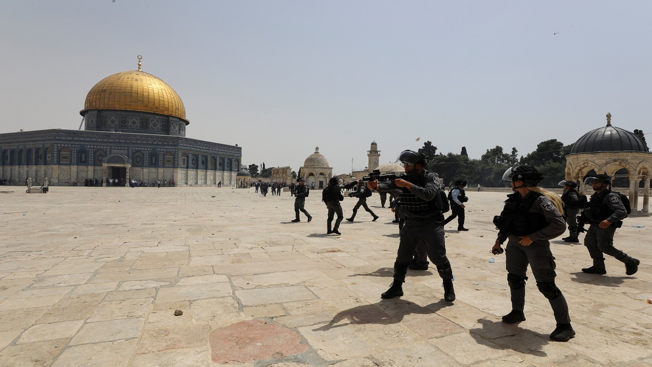 جنود الاحتلال الإسرائيلي يقتحمون باحات المسجد الأقصى