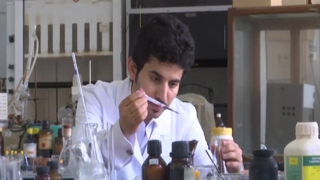 ‏بالفيديو.. قصة أول طالب يحصل على الماجستير في الكيمياء العضوية