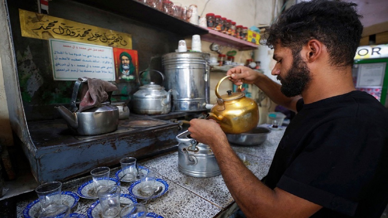 وزير باكستاني: قللوا شرب الشاي لإنقاذ الاقتصاد!