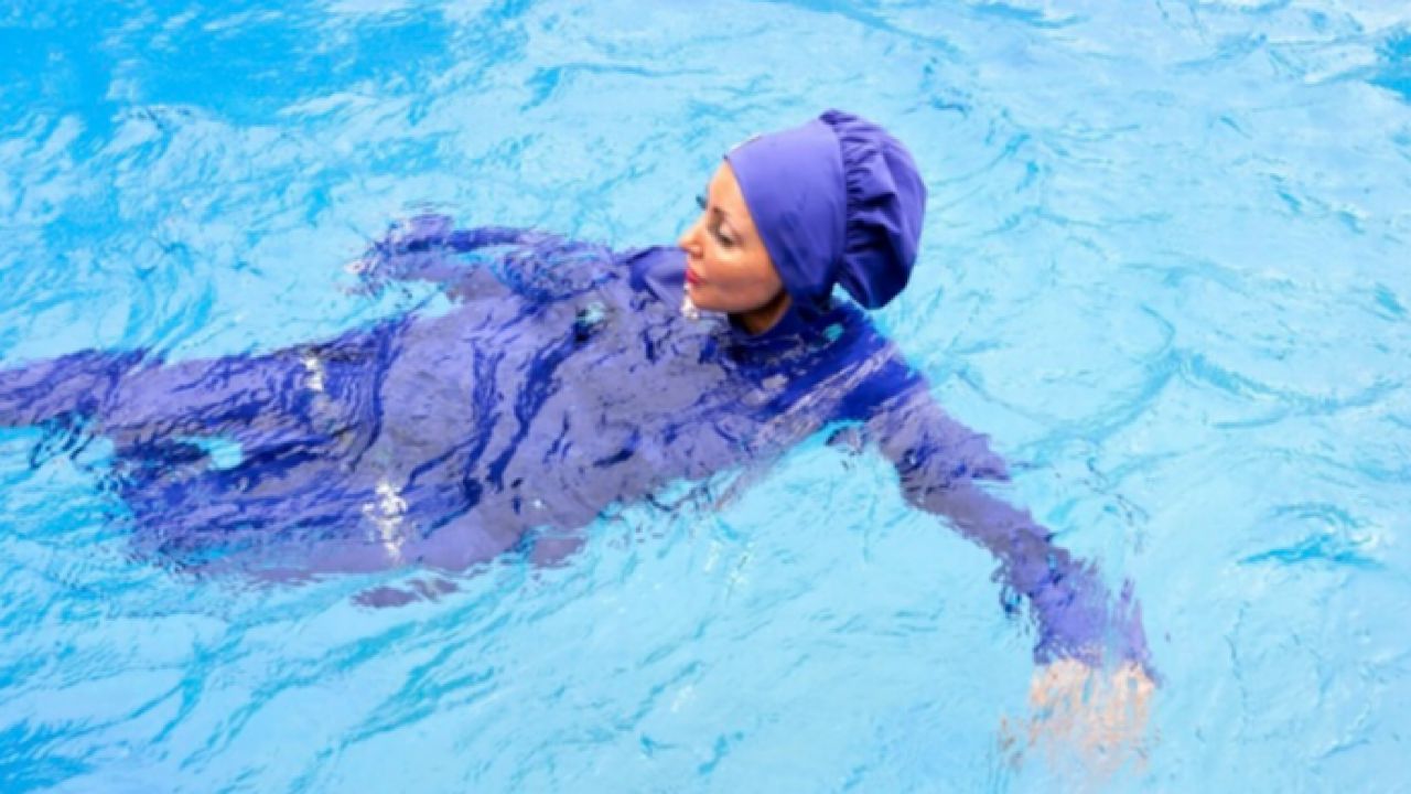 فرنسا تحظر ارتداء البوركيني للسباحة بأمر من المحكمة