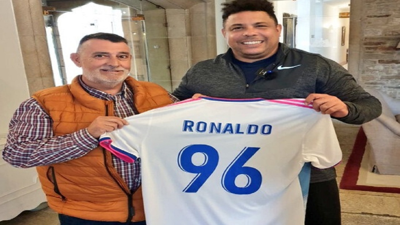 رونالدو يتلقي هدية تكريما لهدف سجله قبل 26 عاما