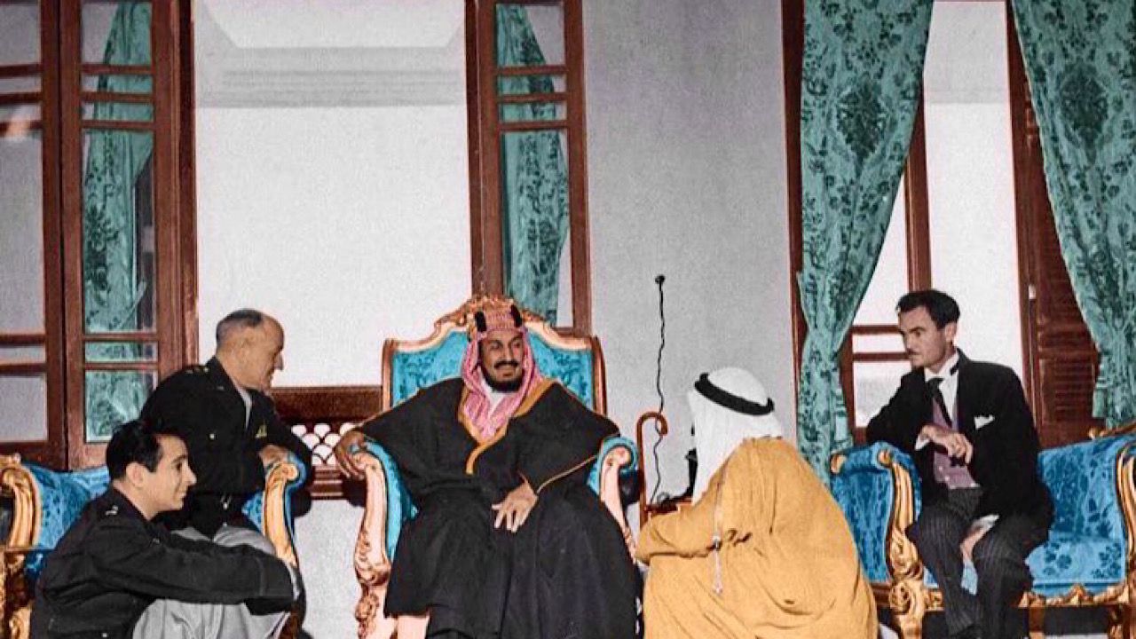 صورة تاريخية نادرة للملك عبد العزيز أثناء استقبال الجنرال الأمريكي رالف رويس
