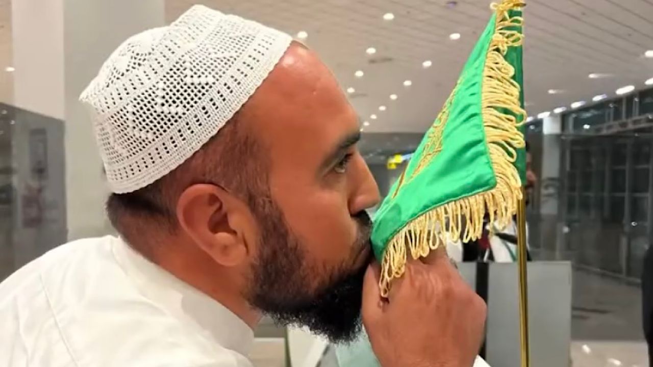 شاهد.. حاج باكستاني في مطار إسلام أباد يقبل علم المملكة