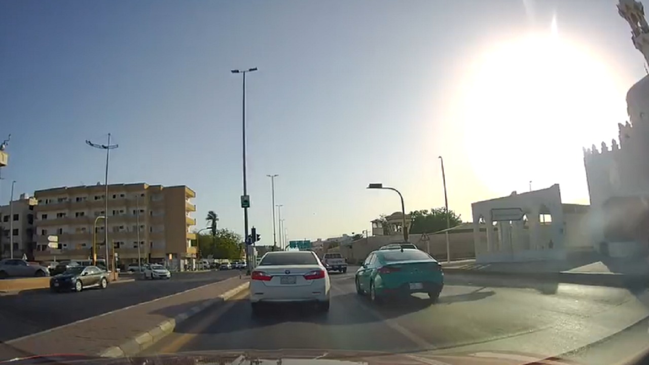 سيارتان تقطعان الإشارة في جدة.. والمرور يتفاعل