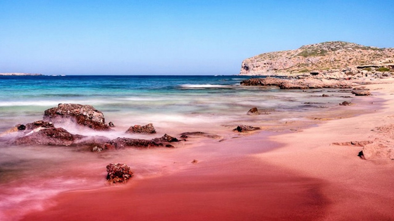 مياه البحر تتحول للون الأحمر في مصر ..وخبير يكشف السبب