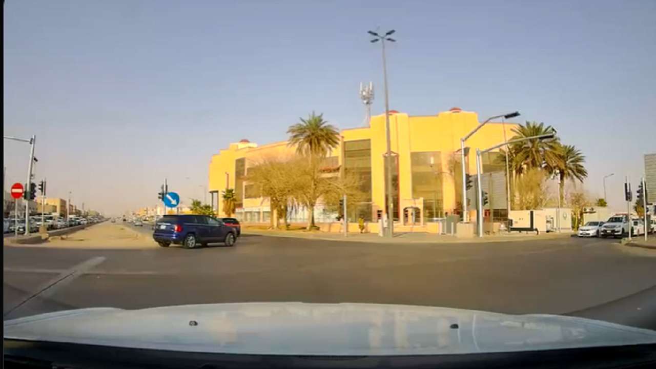 المرور يضبط شخصا قطع الإشارة في أحد الشوارع الرئيسية