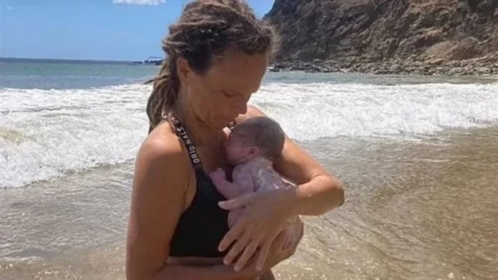 بالصور.. امرأة تلد طفلها على الشاطئ