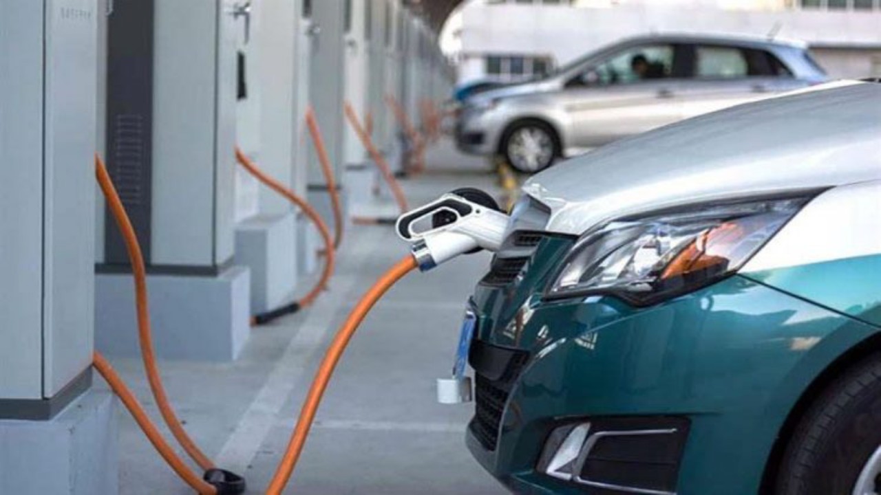 استحواذ السيارات الكهربائية على 54% من مبيعات السيارات في العالم بحلول 2035