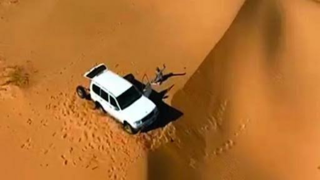 بالفيديو.. إنقاذ شخص بعدما علقت مركبته في الرمال قرب حفر الباطن