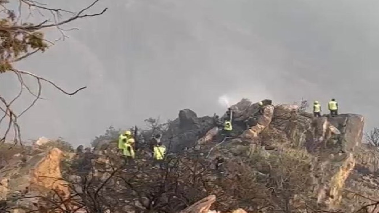 بالصور .. مدني الطائف يواصل عمليات إخماد حريق في قمة جبل بوادي ضيم